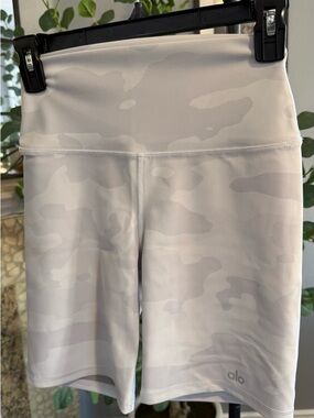 ALO Yoga Kids High-Waist Camo Bike Shorts in Light Gray